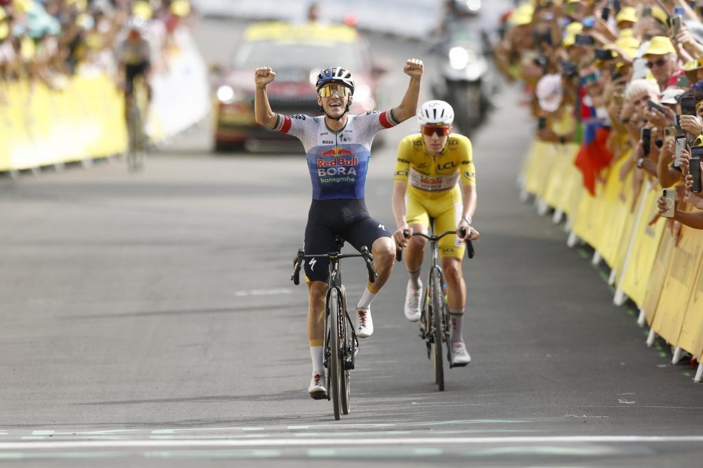 Remco Evenepoel celebra su brillante victoria en Plateau de Solaison.