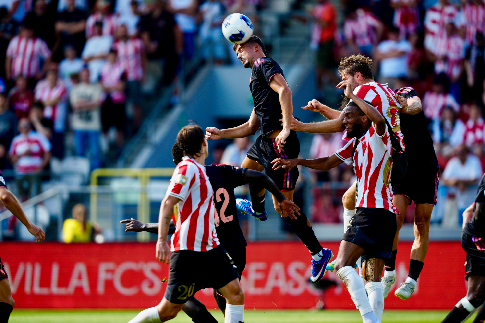 Kike Salas remata de cabeza en el amistoso ante el KS Cracovia.