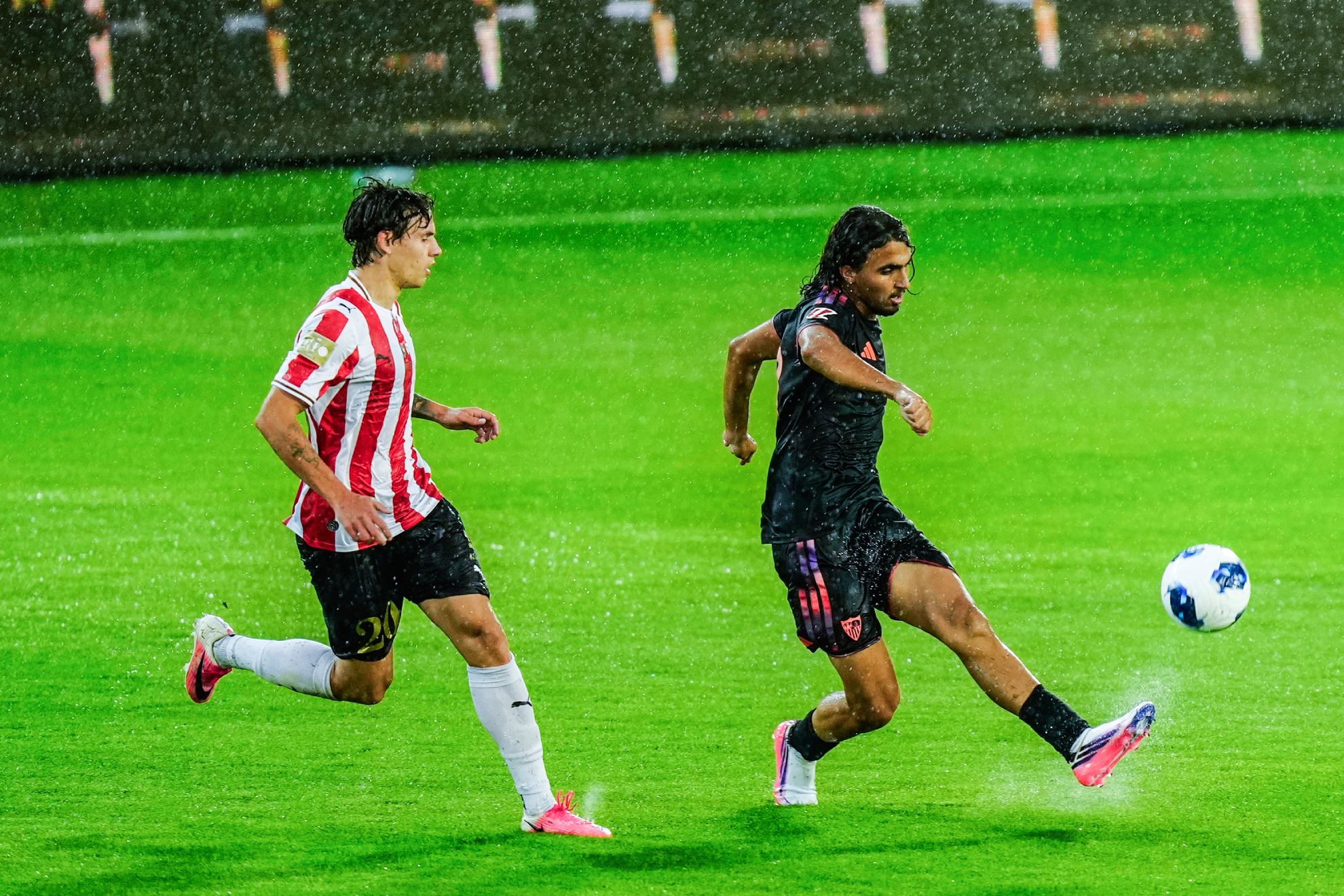 El canterano Nico Guillén golpea el balón.