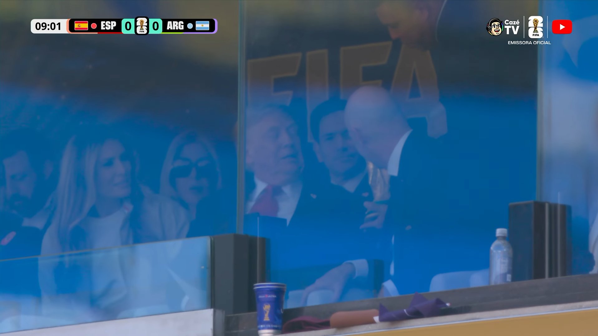 Donald Trump tocando el trofeo antes de comenzar la final