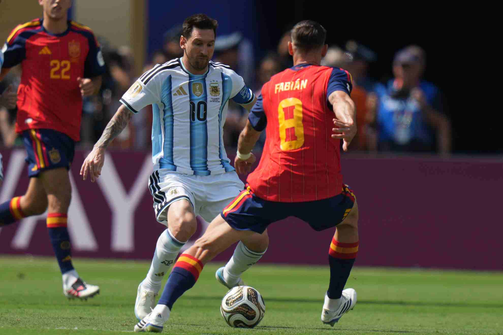 Messi intenta desbordar a Fabián