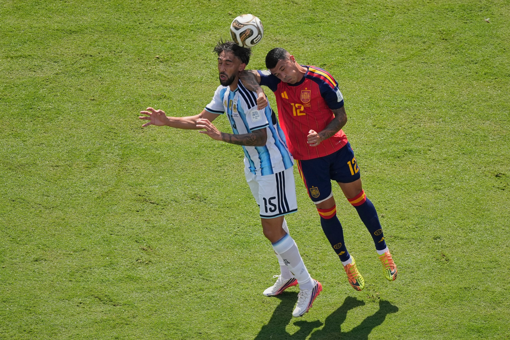 Una acción del partido en la que se ve la mala calidad del césped.
