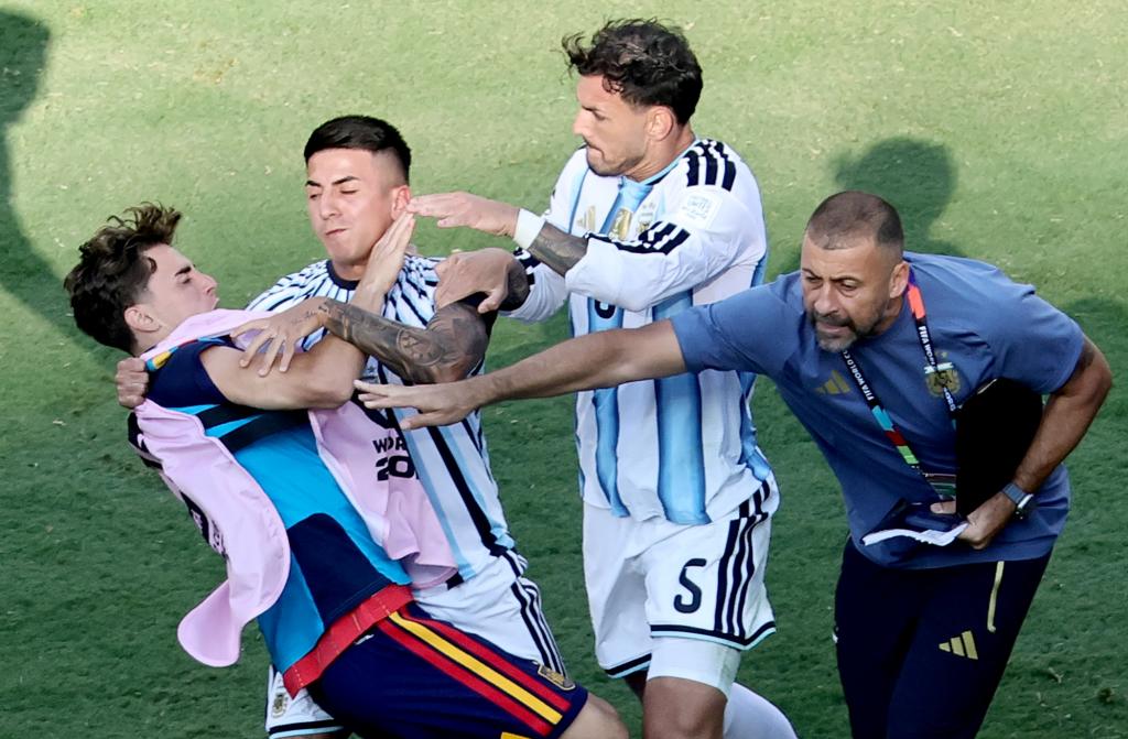 La tangana al final con Molina y Paredes contra Gavi.