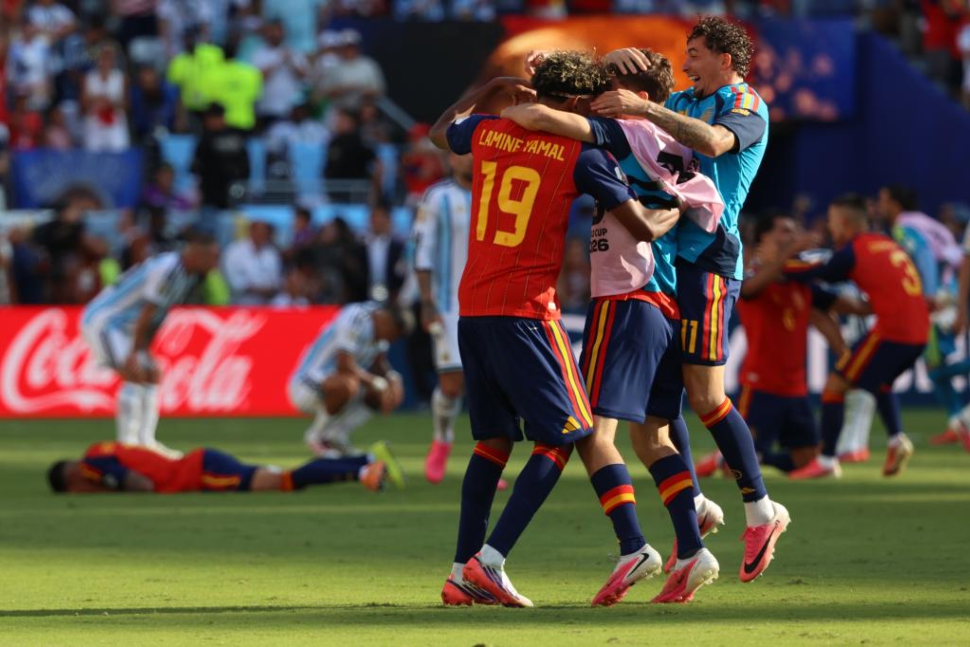 Los jugadores españoles celebran la victoria LAPRESSE