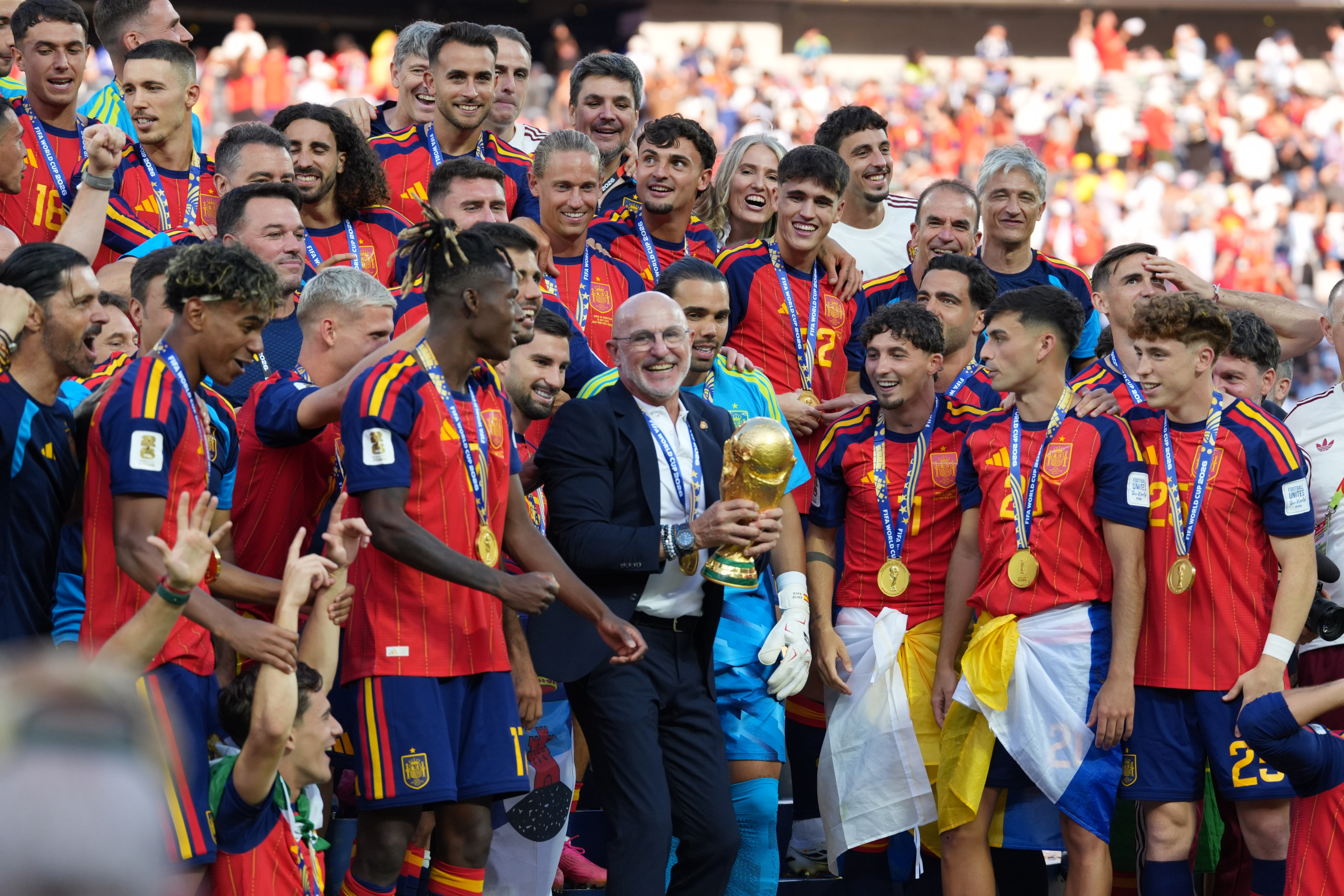 El seleccionador de España Luis de la Fuente (c) y jugadores celebran con el trofeo del Mundial de la FIFA 2026 (Estados Unidos). EFE/ Angel Colmenares