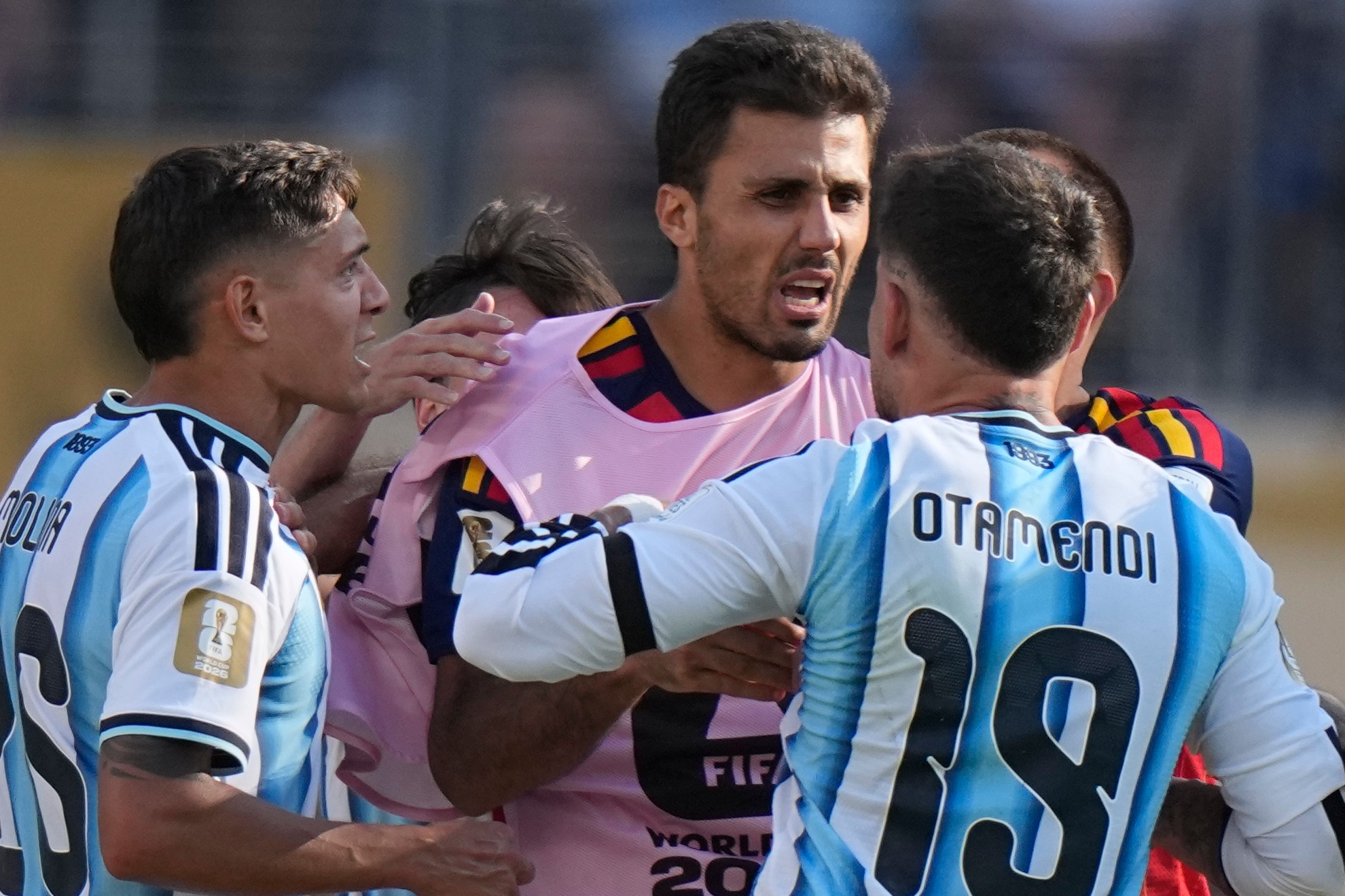Rodri, encarado por Otamendi.