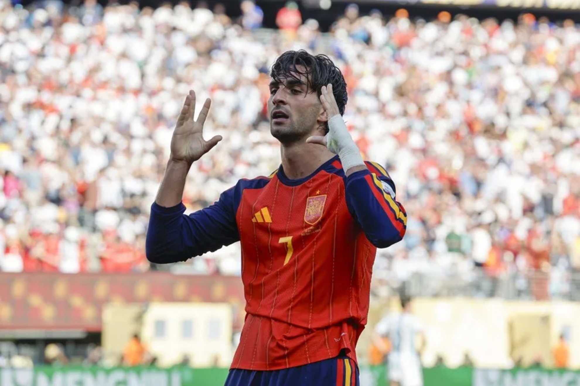 Ferran Torres celebrando el gol que le daba la 2a estrella a España