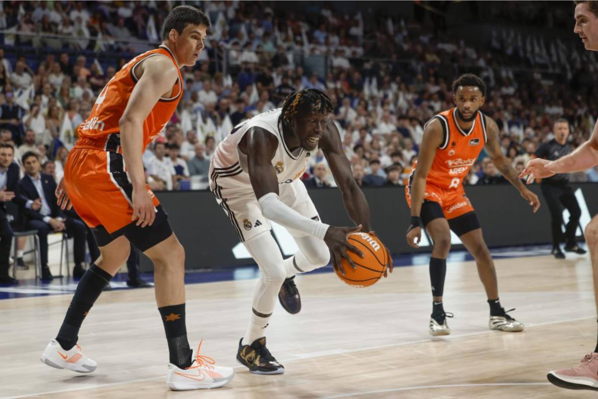 Eli John Ndiaye, ante Jaime Pradilla en un partido entre el Real Madrid y el Valencia Basket.