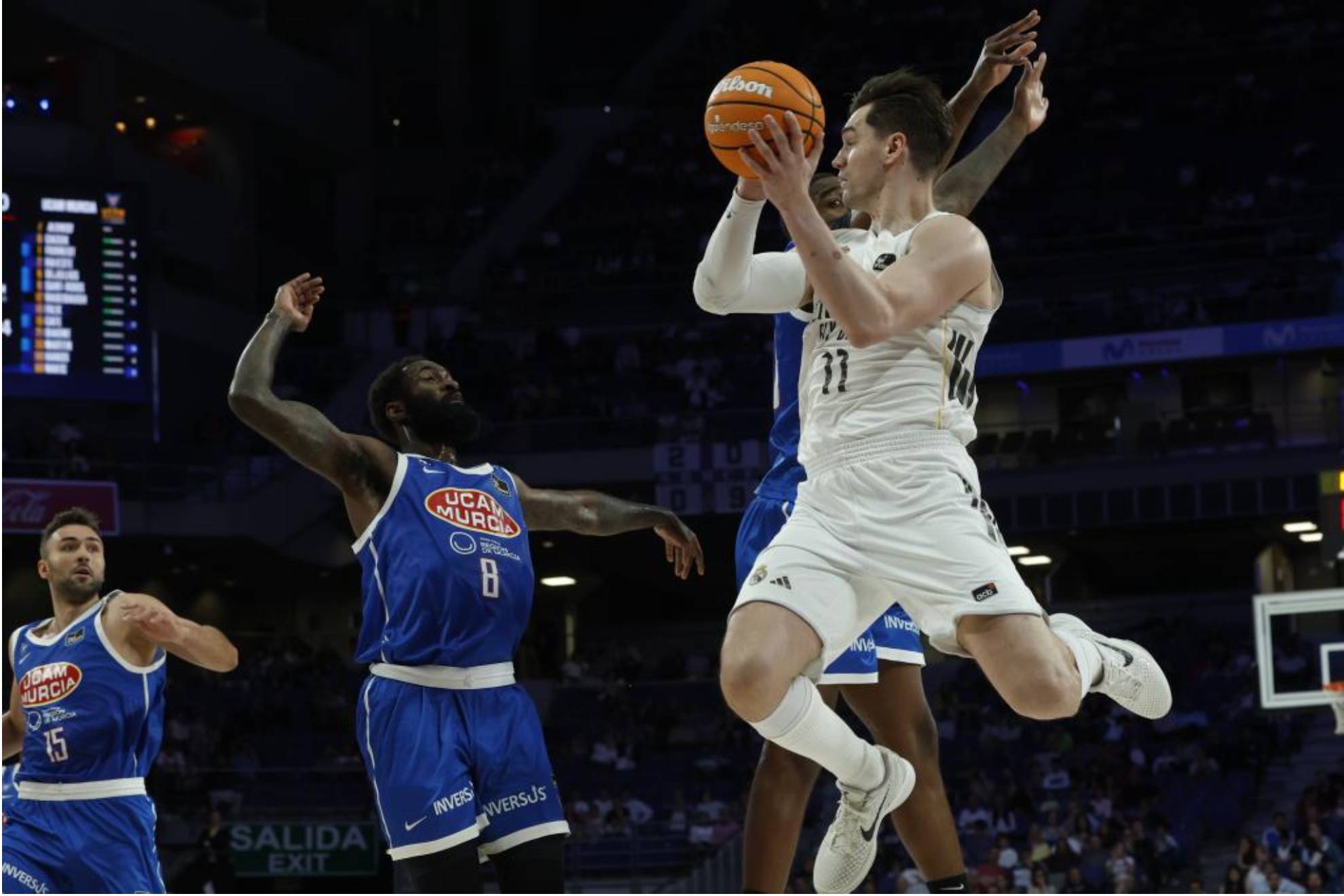 Mario Hezonja busca un pase en salto durante un encuentro del Real Madrid.