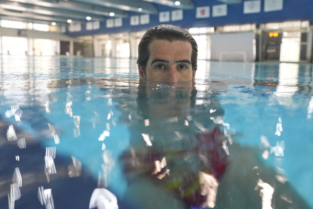 Miguel del Toro posa en la piscina del CAR de Sant Cugat.