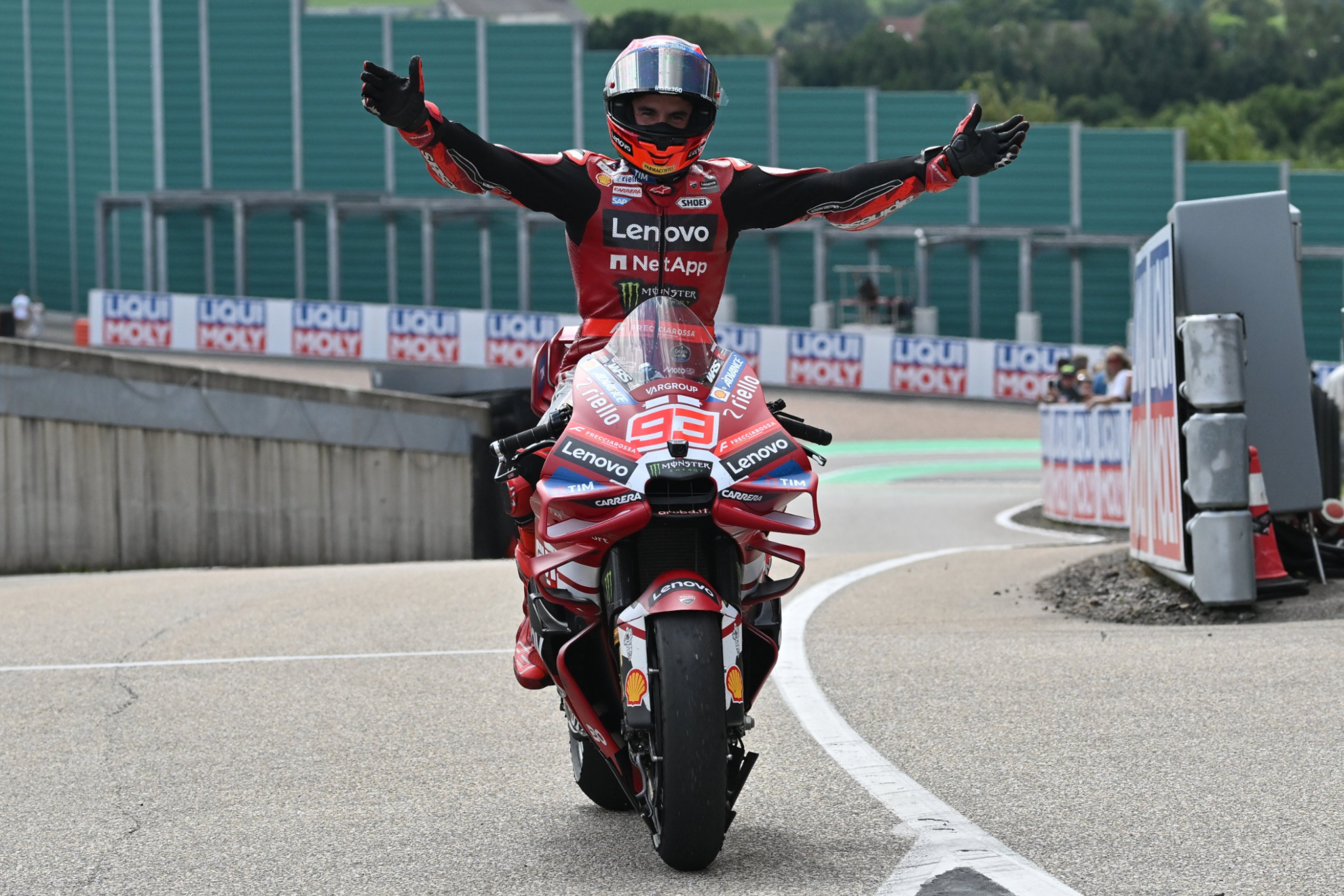 Marc Márquez celebra su triunfo en Saschsenring.