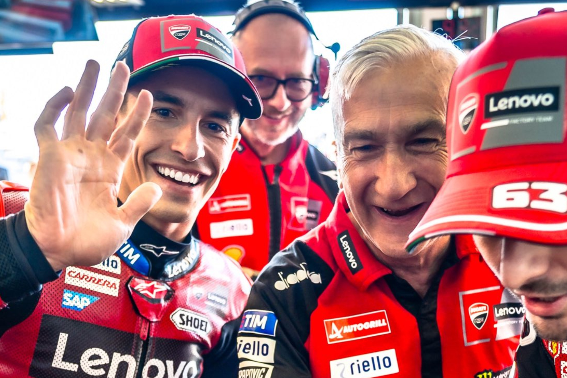 Marc Márquez, Davide Tardozzi y Pecco Bagnaia, en Sachsenring.