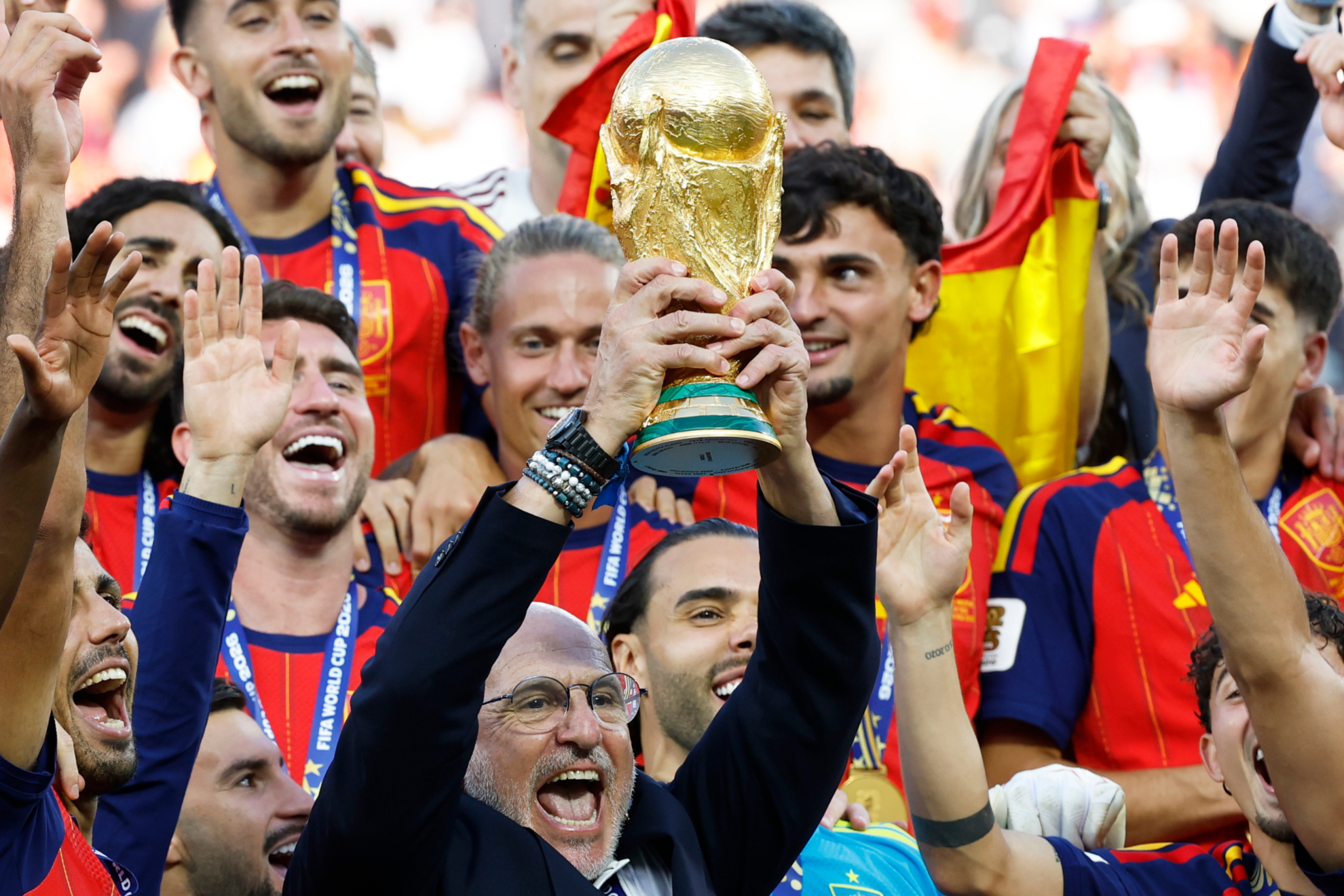 Luis de la Fuente levanta el trofeo de campeones del mundo.