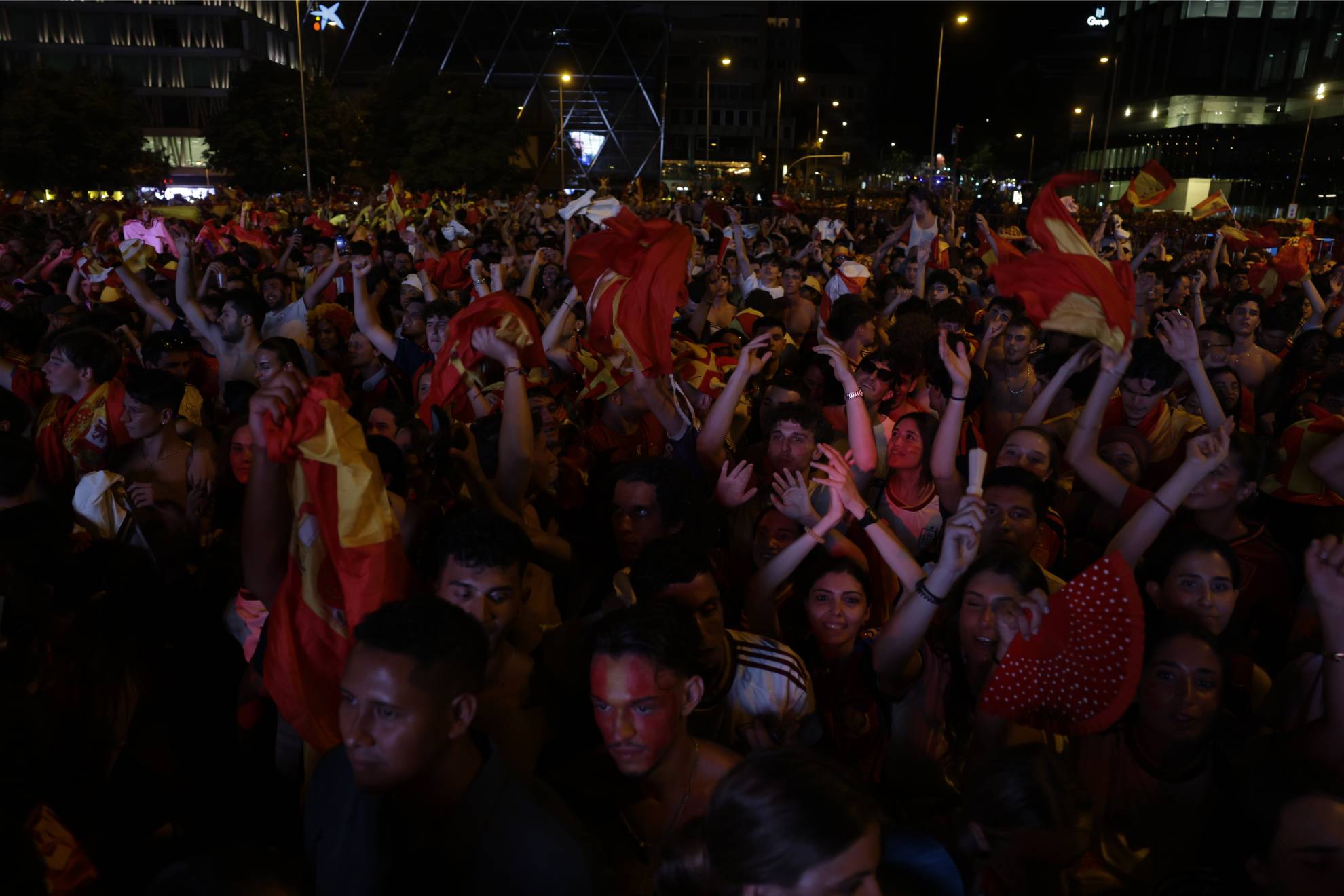 Aficionados de la selección española celebran en la plaza de Colón la victoria ante Argentina.