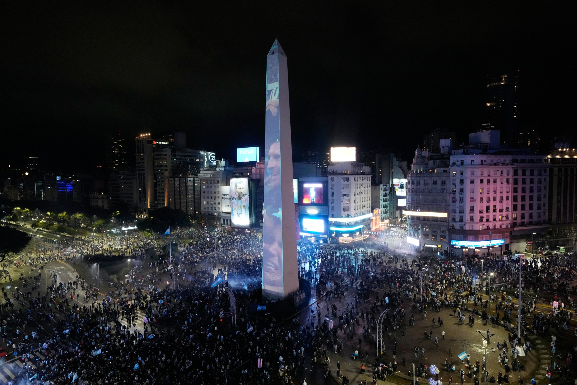 Momento en el obelisco de Buenos Aires durante la final.
