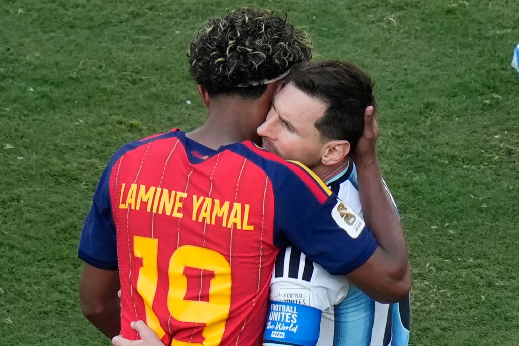 Lamine y Messi se abrazan en la final LA PRESSE