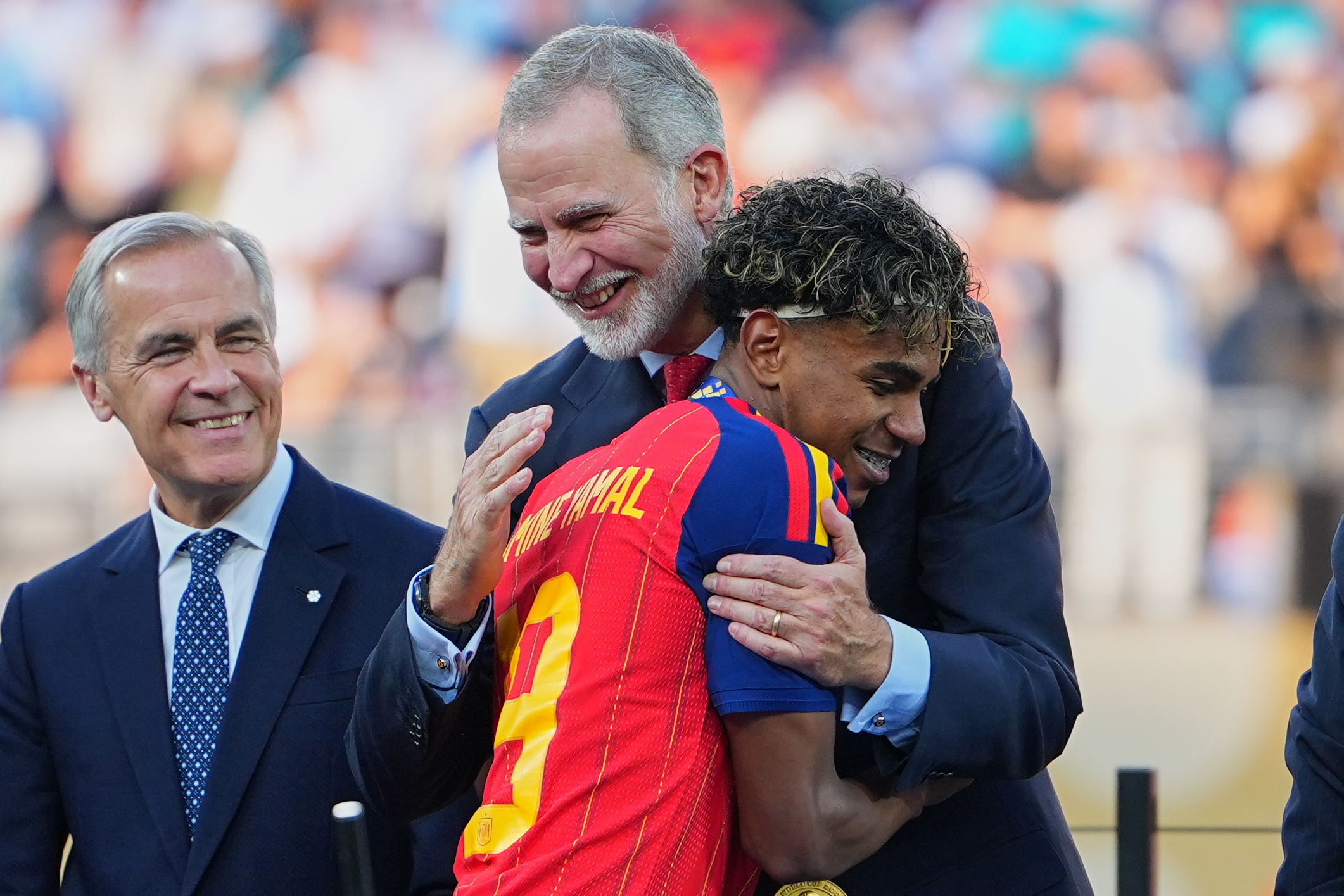 Felipe VI abrazando a Lamine en la final. AP Photo/Julio Cortez