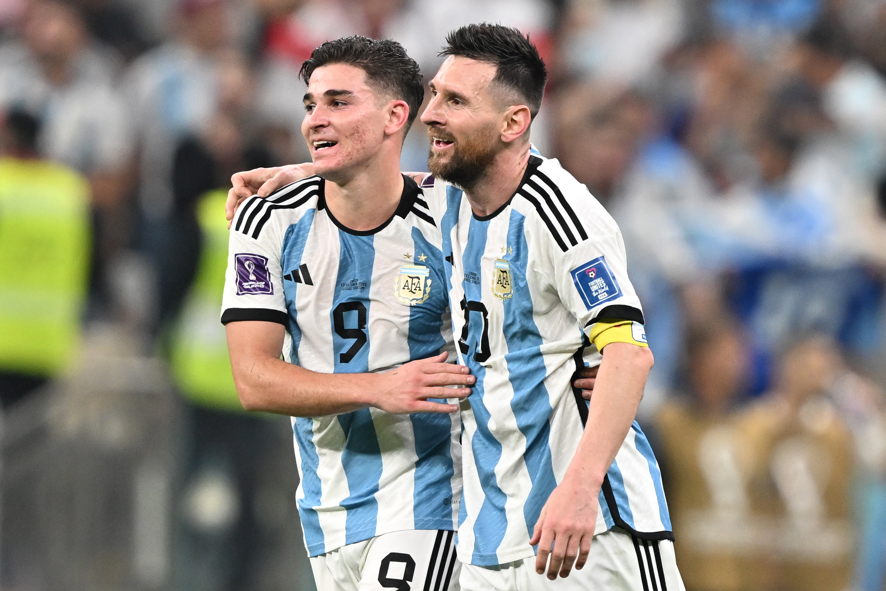 Julián celebrando con Messi en Qatar.