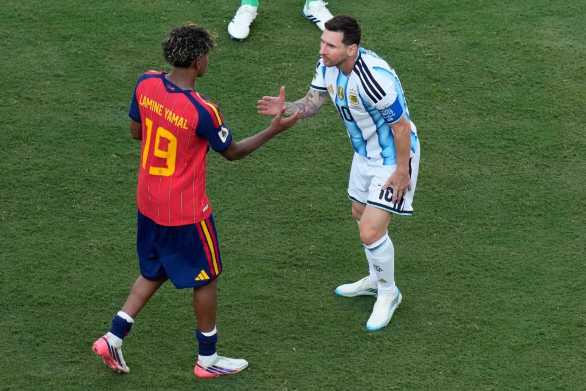 Leo Messi felicita a Lamine Yamal tras la victoria de España.