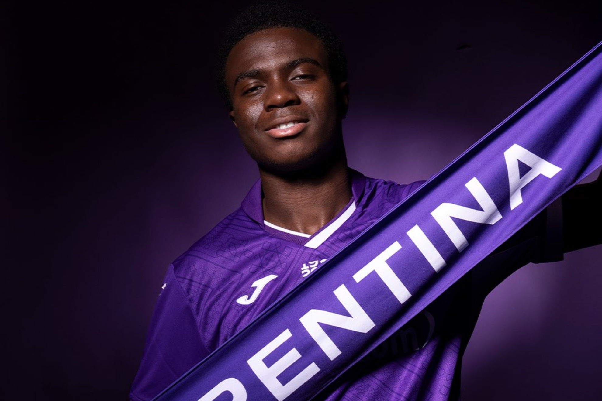 Christ Inao Oulaï posa con una bufanda de la Fiorentina. 'X'.