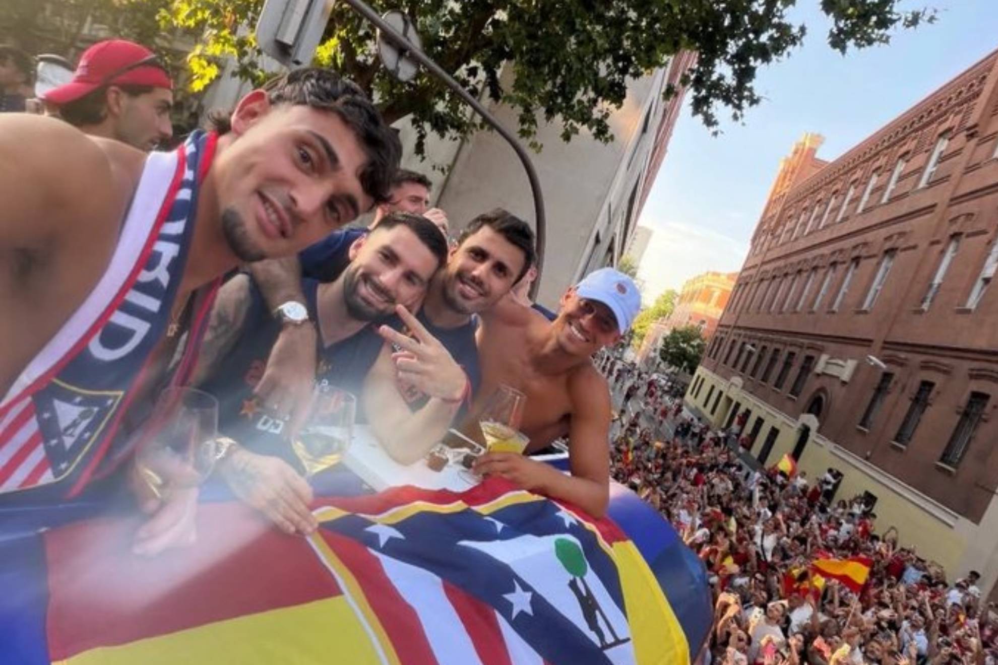 Jugadores del Atlético de Madrid celebran el Mundial 2026 con una bandera del club