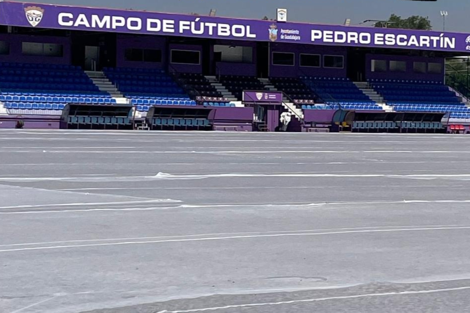 La manta térmica que cubre el terreno de juego morado. GUADALAJARA