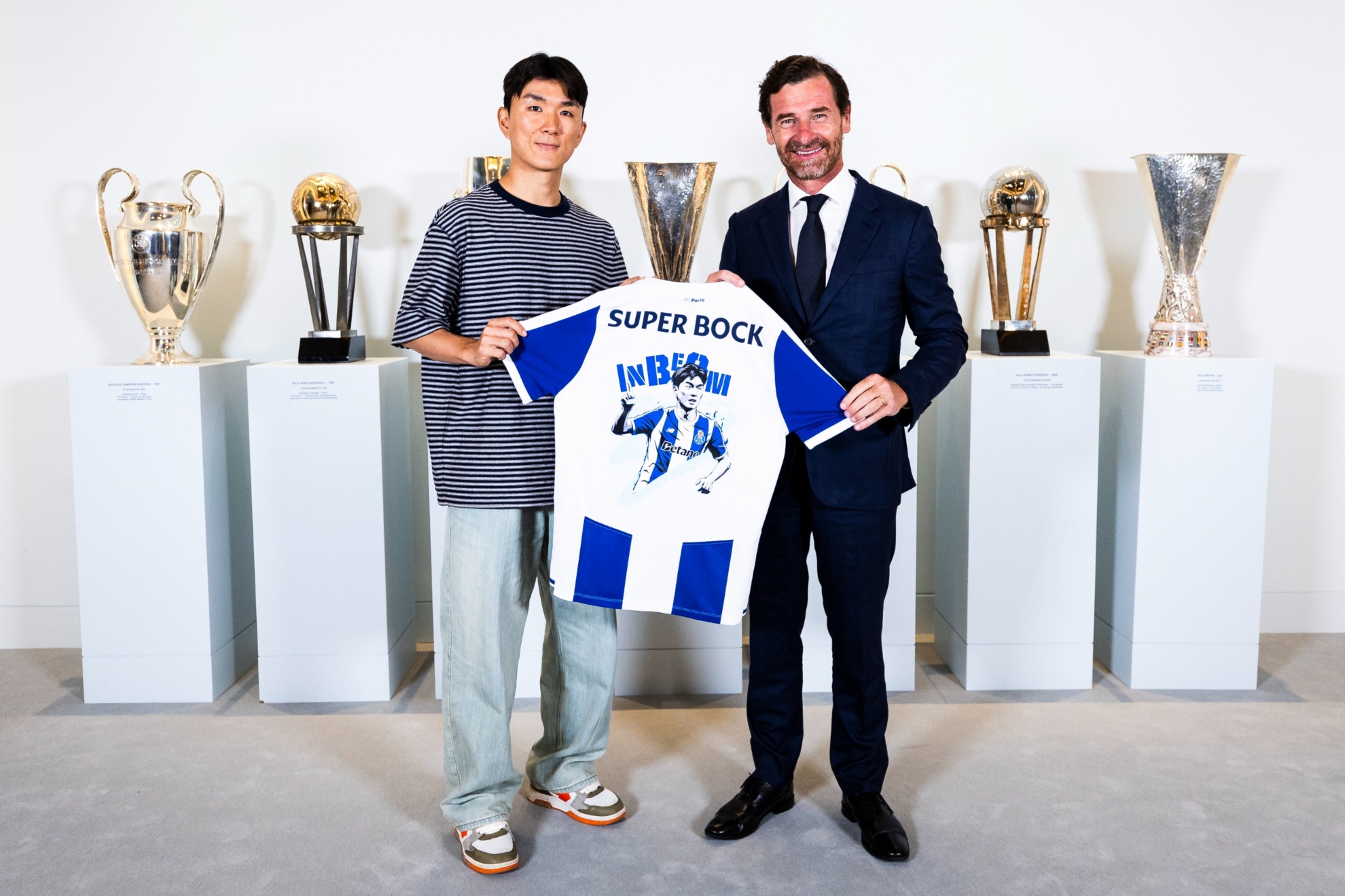 Hwang In-beom, junto a André Villas-Boas. 'X' / FC PORTO