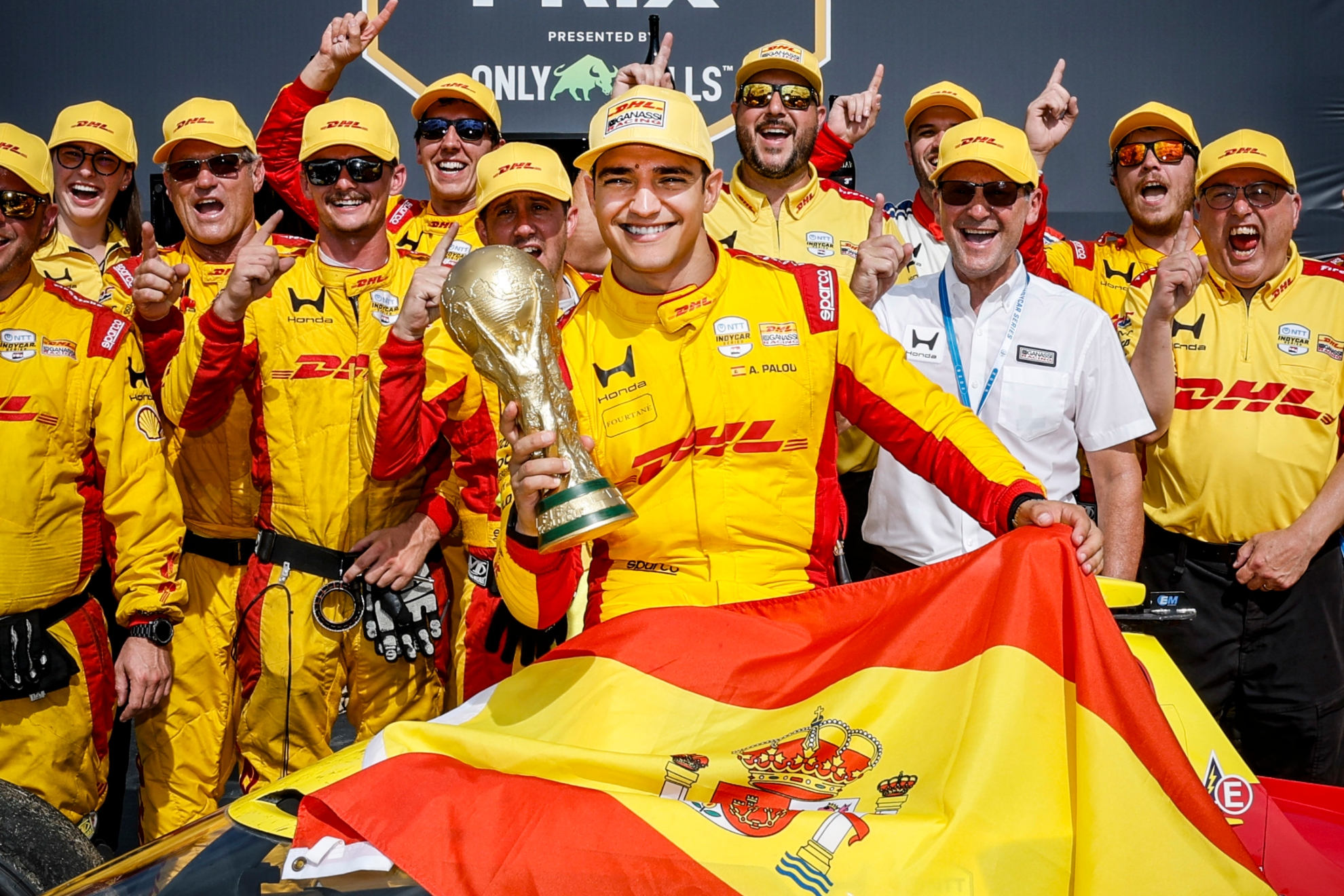 Álex Palou, Copa del Mundo en mano, celebra su triunfo en el GP de Nashville 2026 HRC