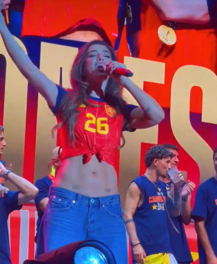 Lola Índigo, protagonistas de la fiesta en Cibeles por el Mundial ganado por España