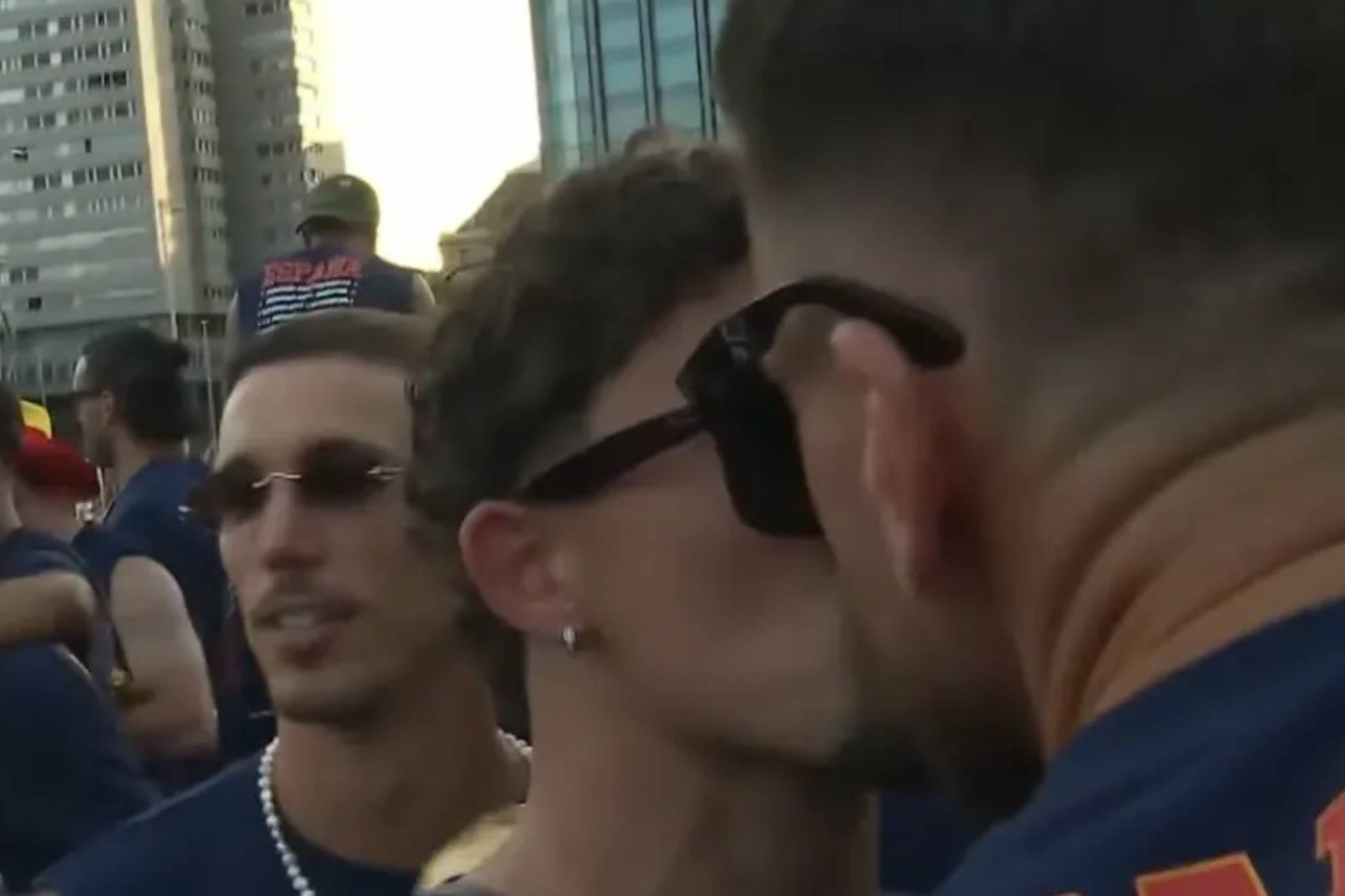 El beso en la boca de Yeremy Pino y Unai Simón en plena rúa de la selección española por Madrid
