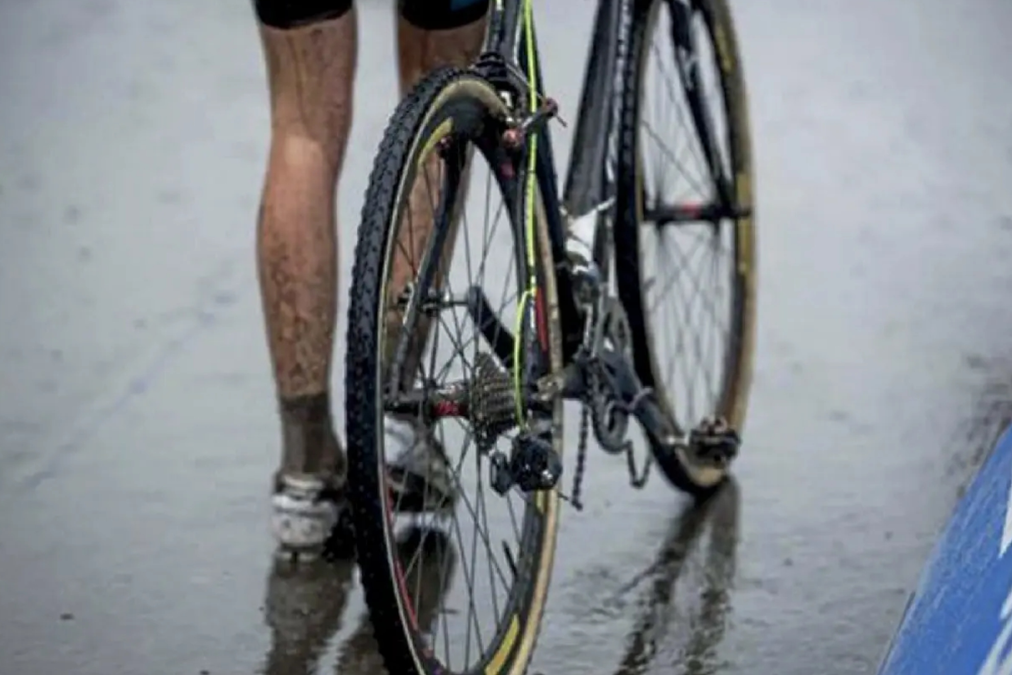 Un ciclista, en plena faena.