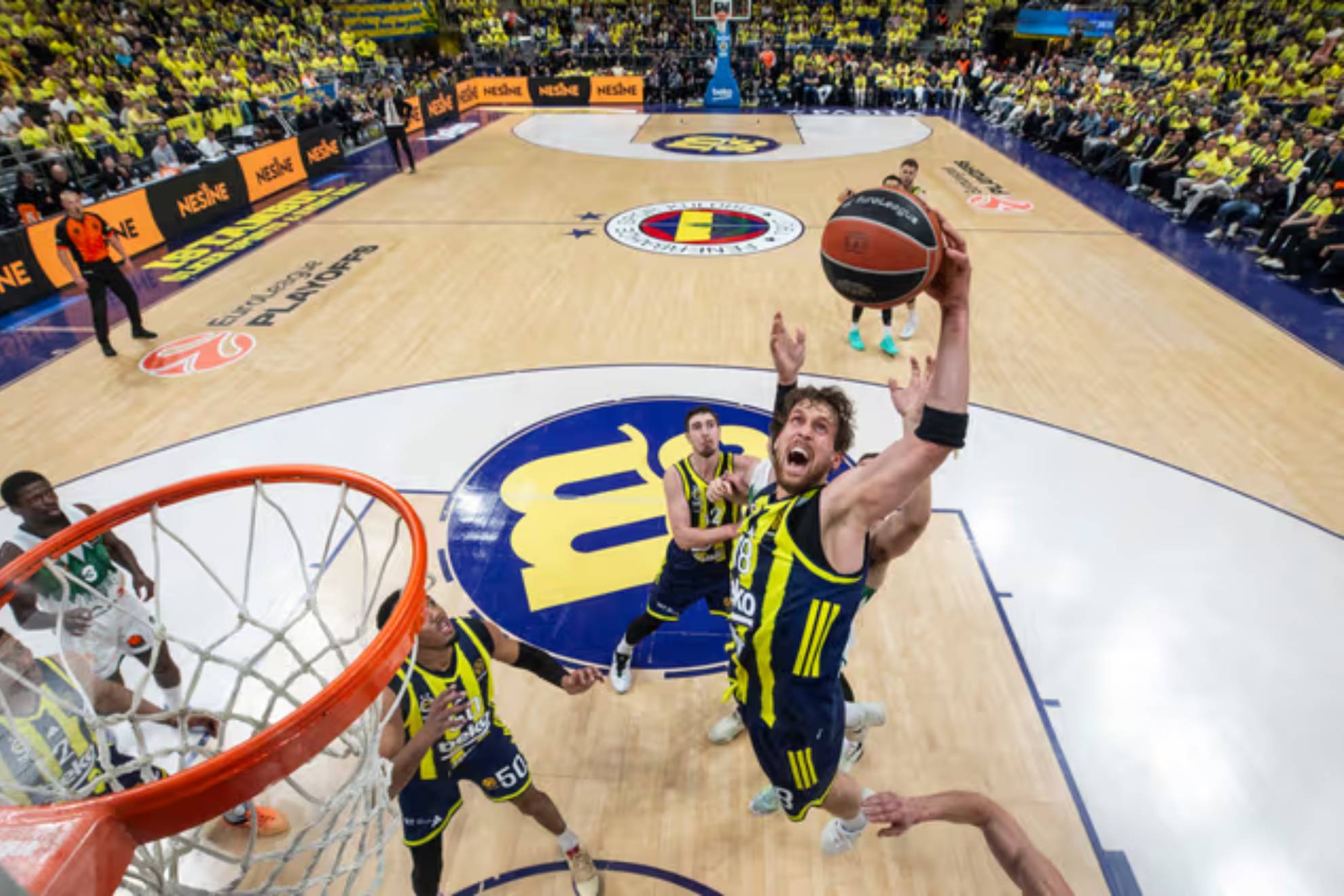 Mikael Jantunen atrapa un rebote en un partido del Fenerbahce.