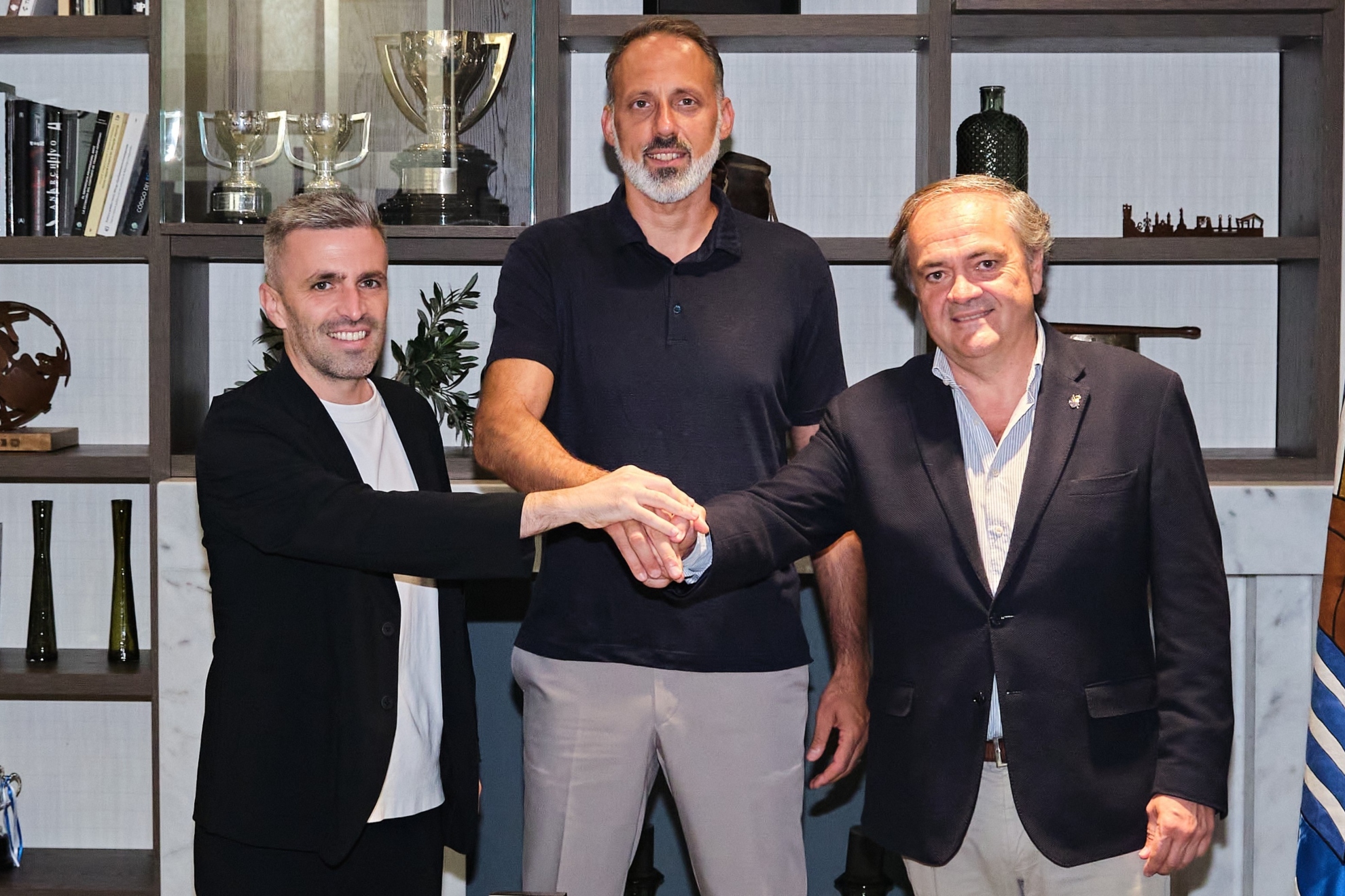 Bretos, Matarazzo y Aperribay posan en el anuncio de la renovación del técnico.