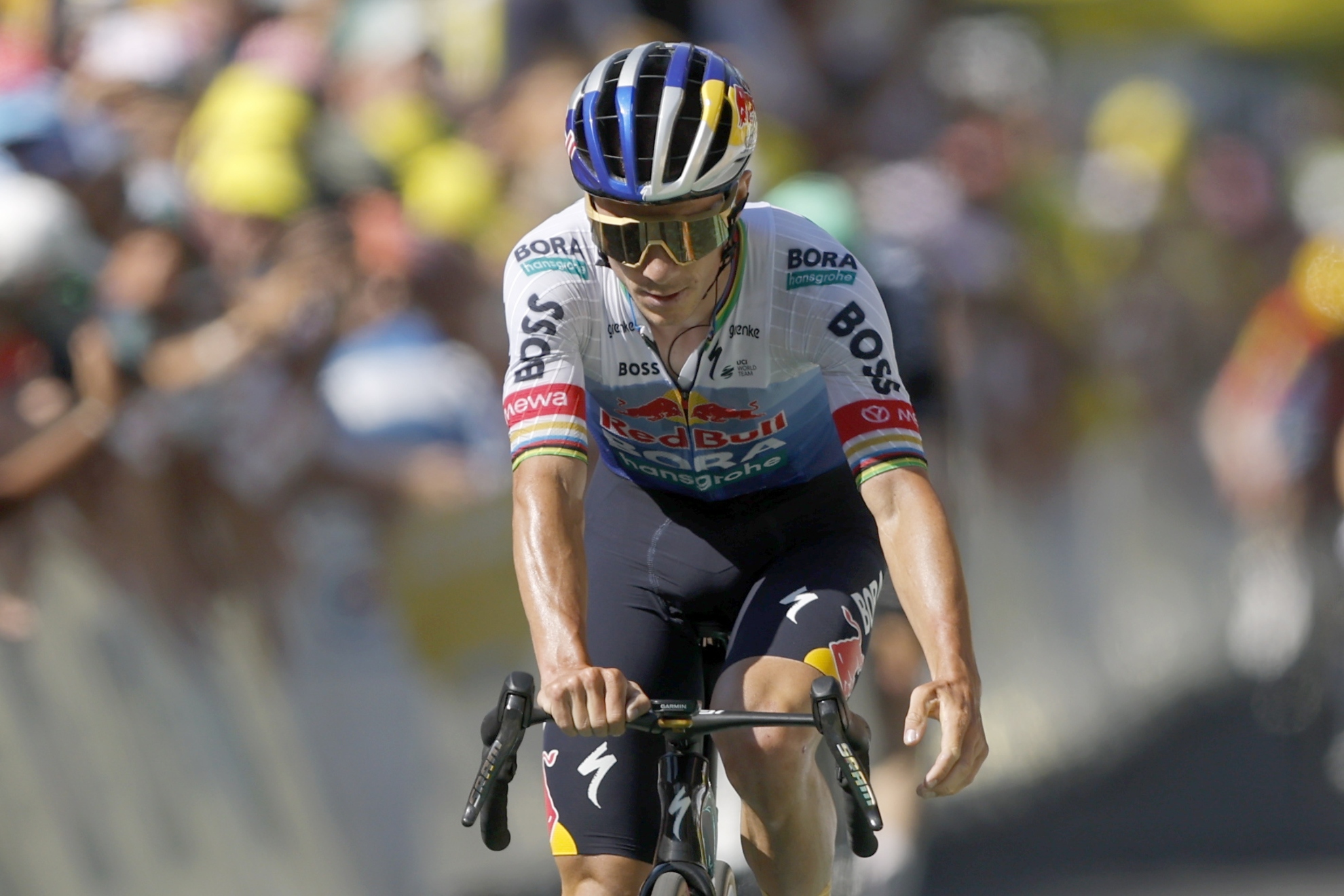 Remco Evenepoel cruza la línea de meta en la etapa 10 del Tour.