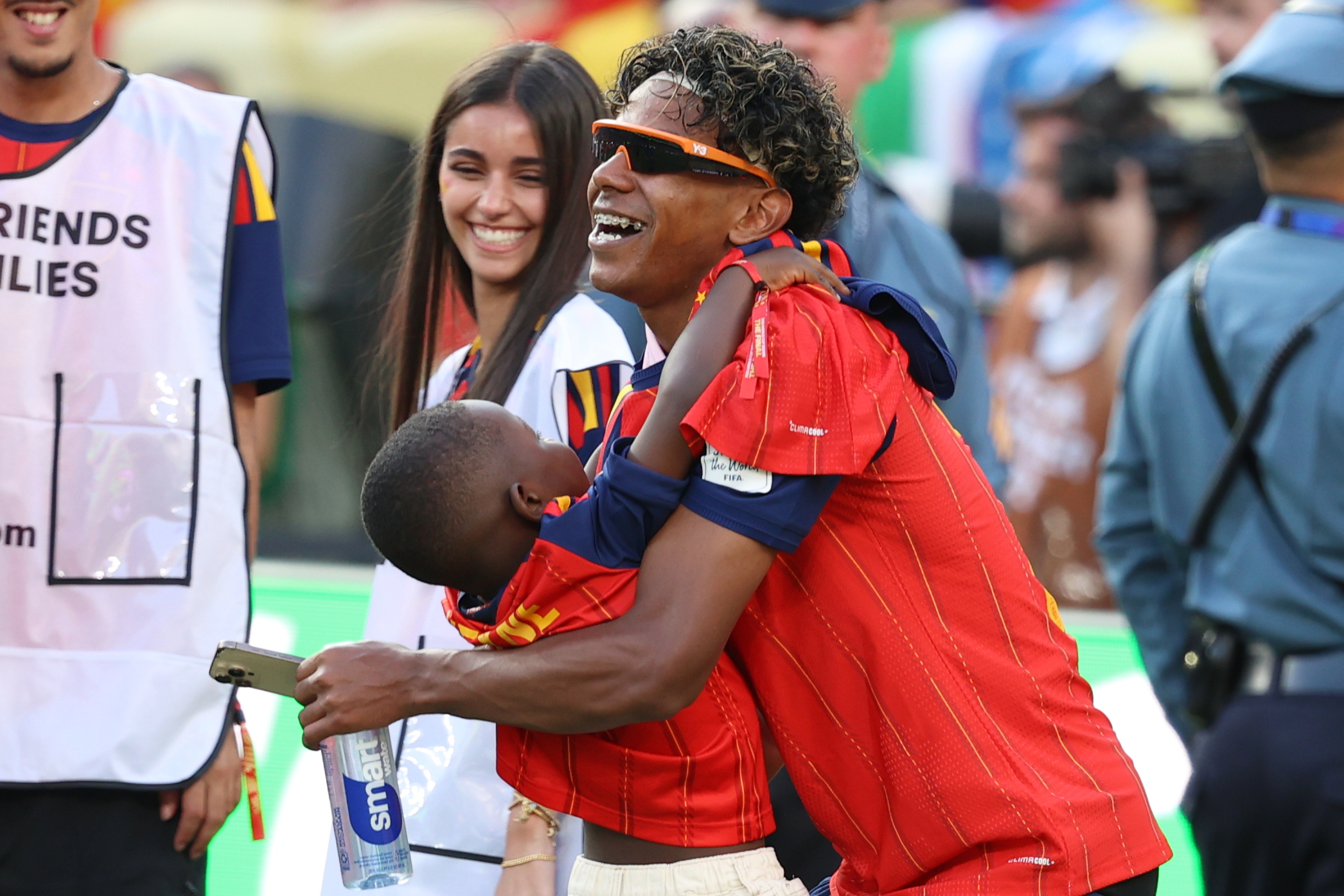 Lamine Yamal abraza a su hermano Keyne tras ganar el Mundial 2026 ante la atenta mirada de Inés García.