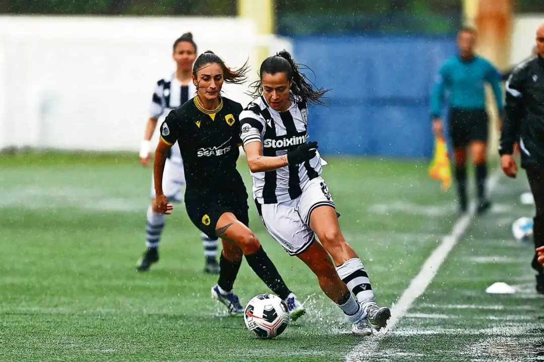 Marta Llopis, durante un partido con el PAOK