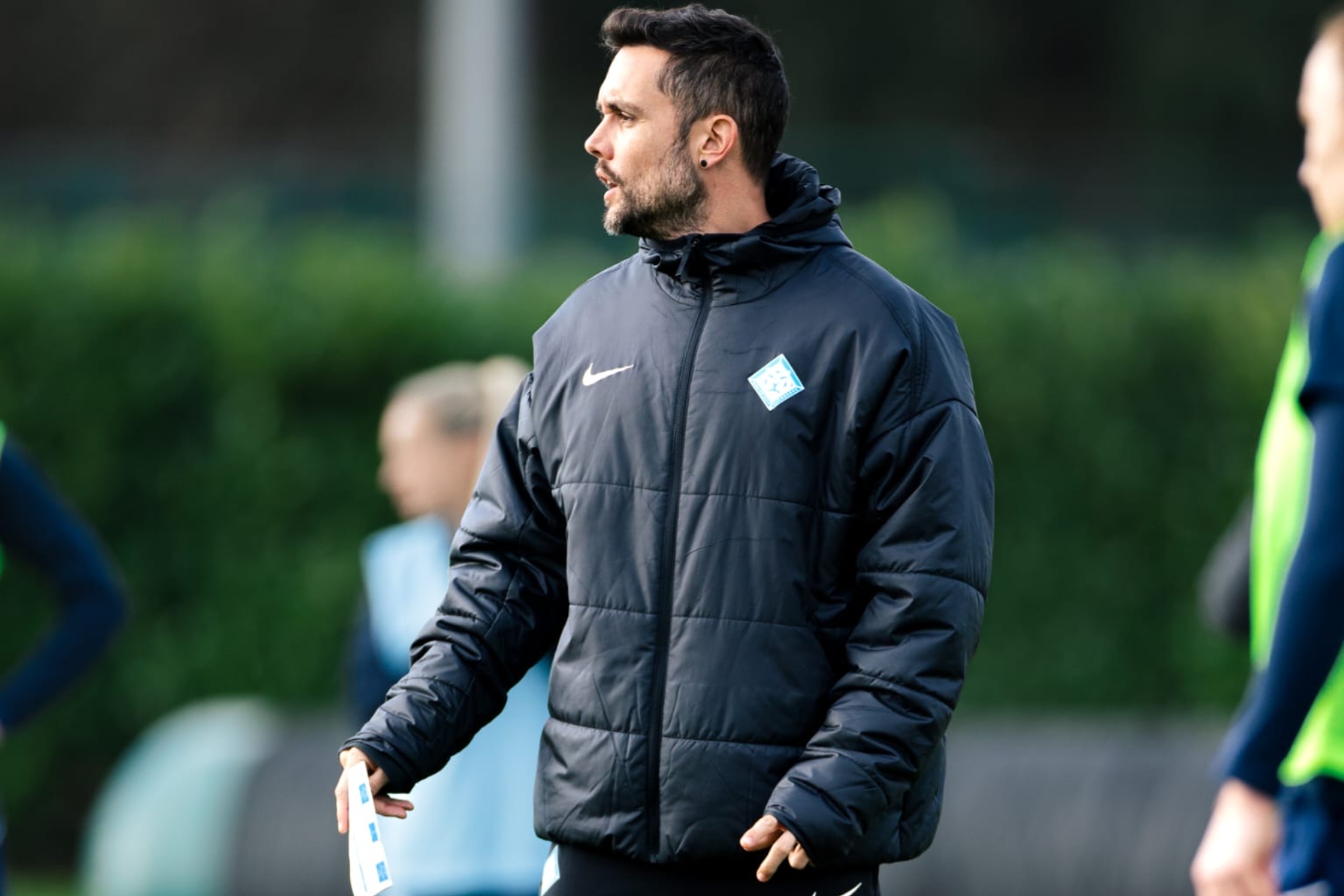 El técnico del London City Lionesses, Eder Maester, durante un entrenamiento. MARCA