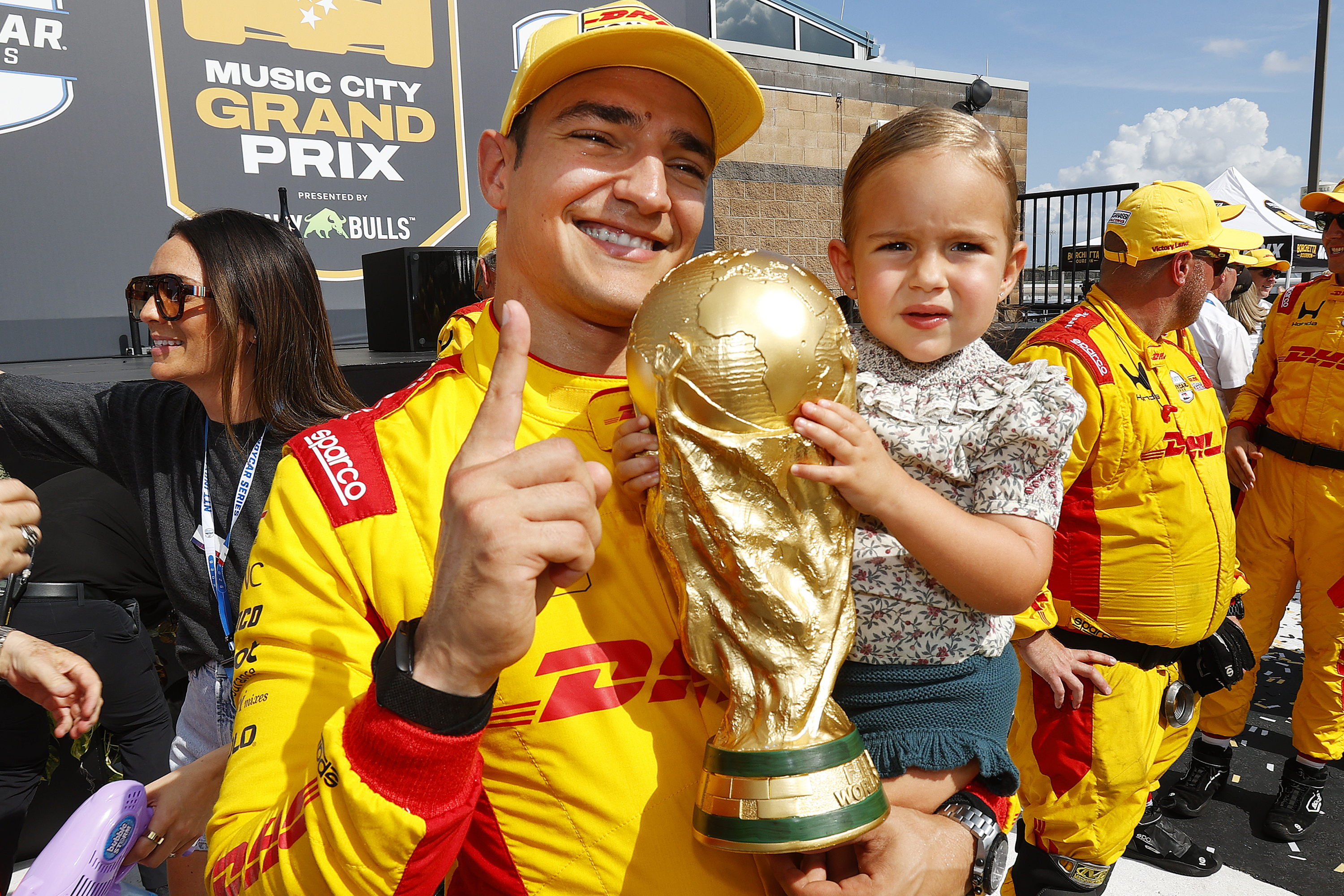 Palou celebra el triunfo junto a su hija Lucía Perry Nelson