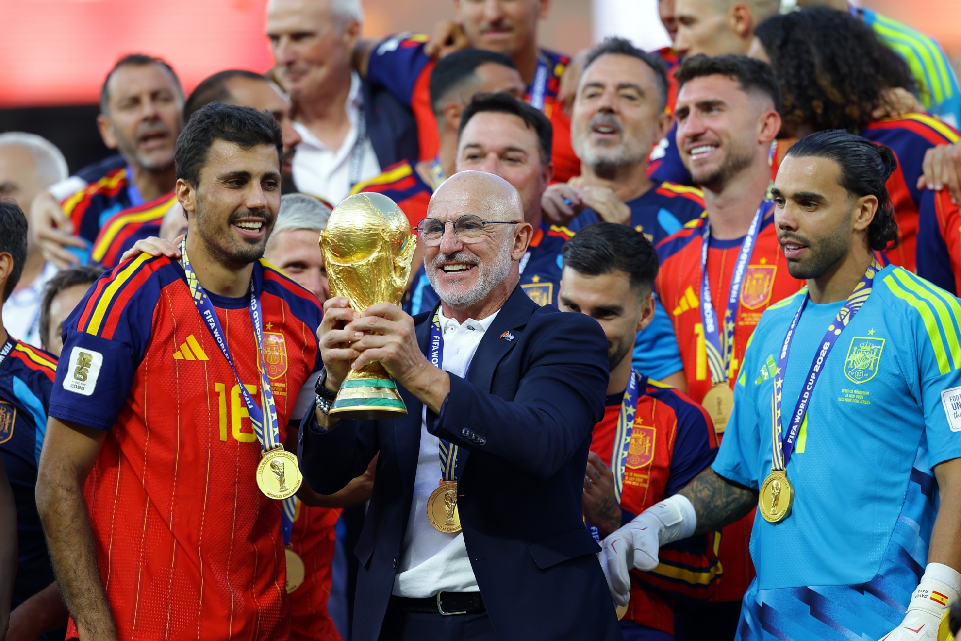 Luis de la Fuente, levantando la Copa del Mundo