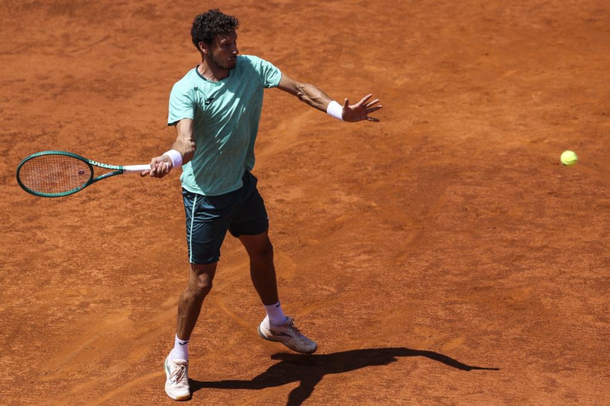 Pablo Carreño ejecutando un golpe de derecha durante su partido en Estoril