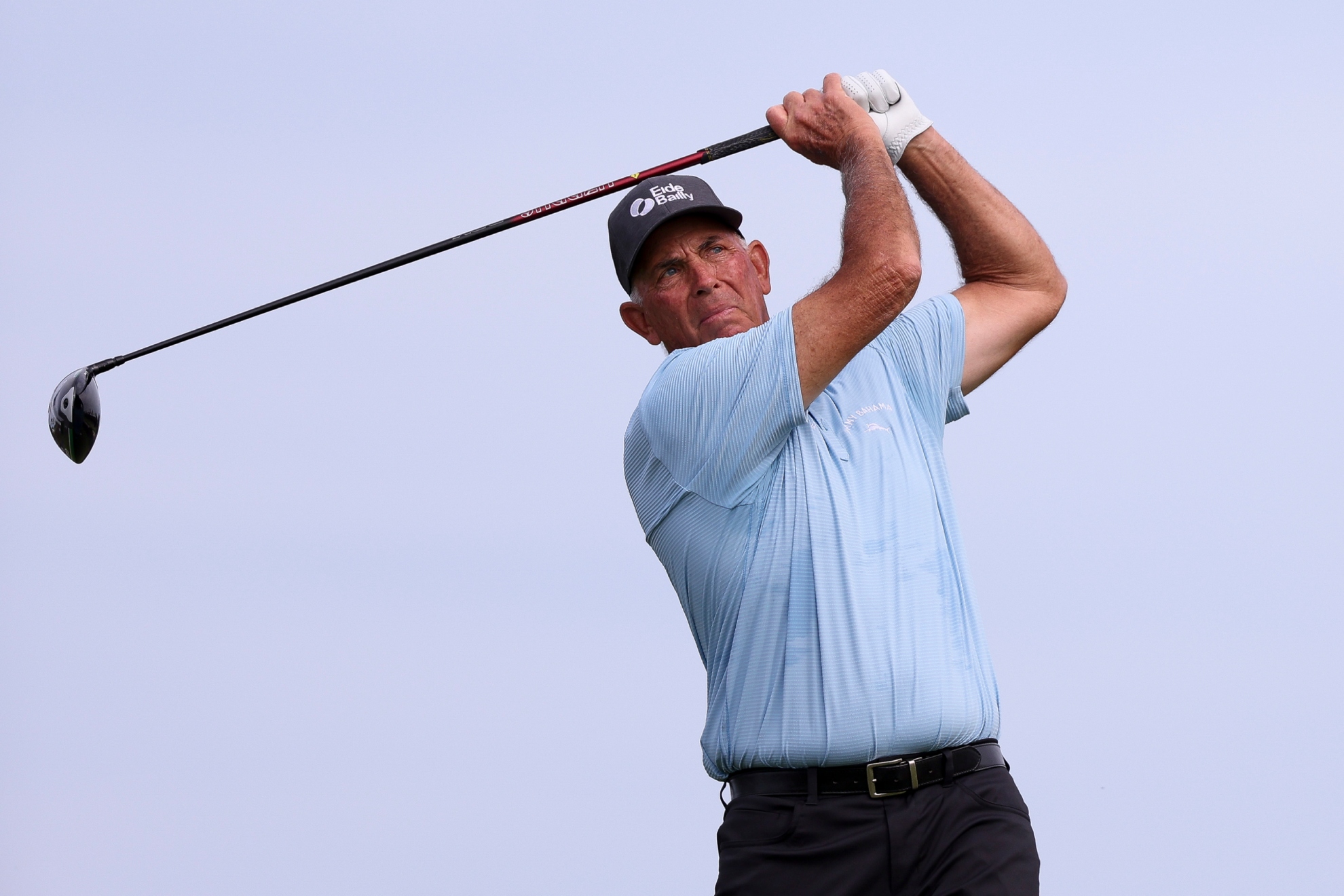 Tom Lehman (67) juega un golpe