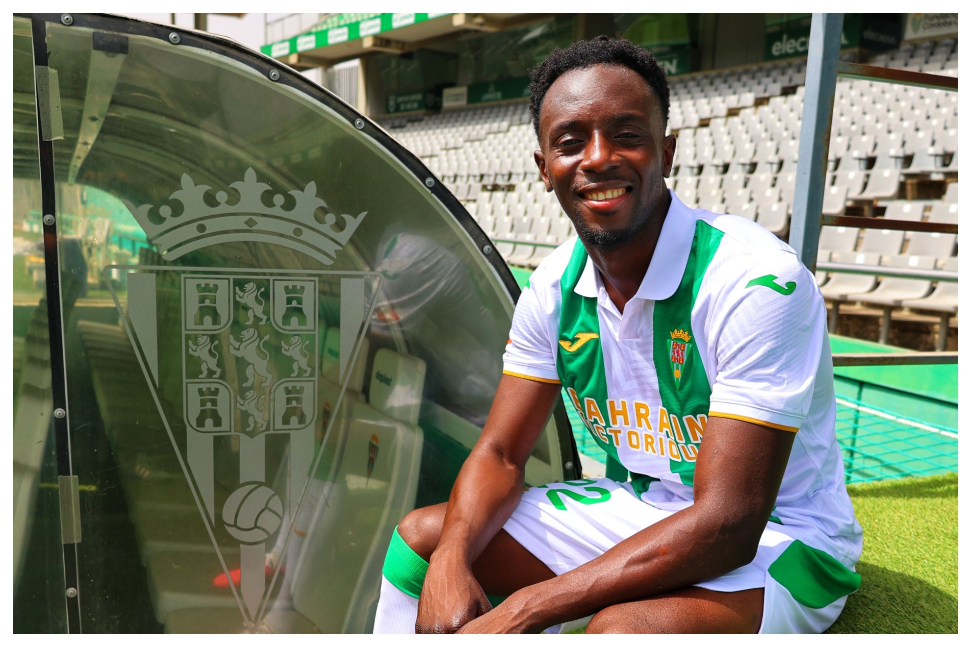 Yussi Diarra posa en el banquillo del nuevo Arcángel