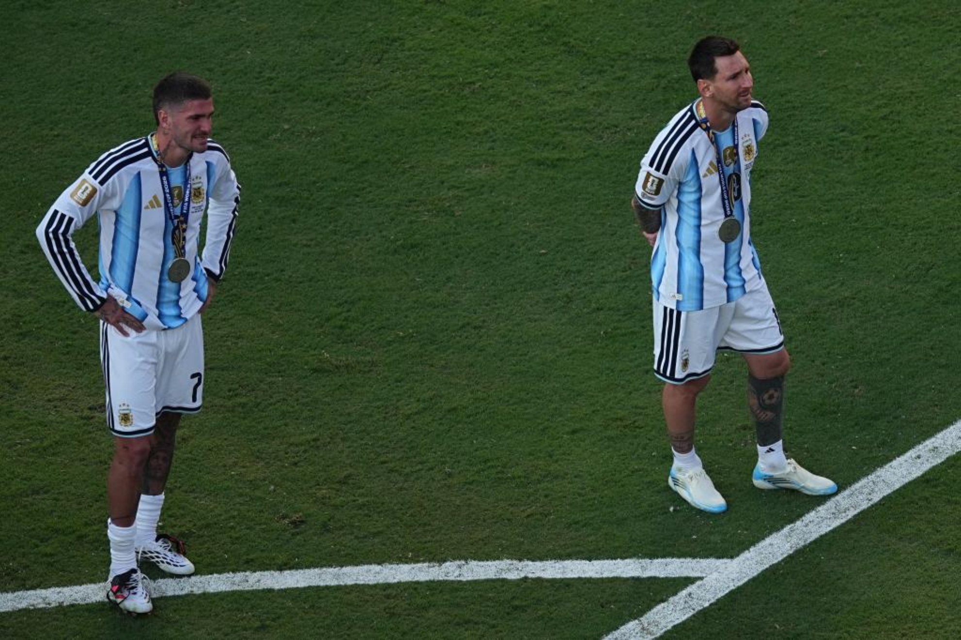 Rodrigo de Paul y Leo Messi se lamentan tras la derrota con España.