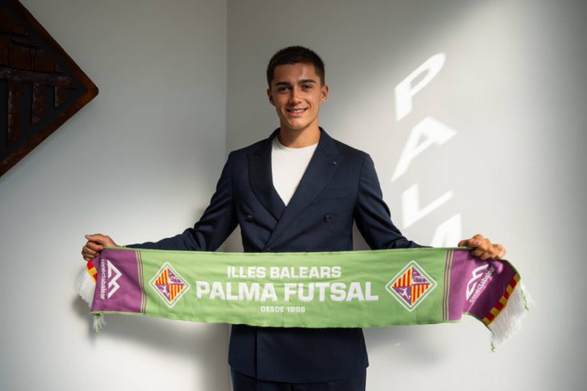 Rodrigo Monteiro posa con la bufanda del Illes Balears Palma Futsal ILLES BALEARS PALMA FUTSAL