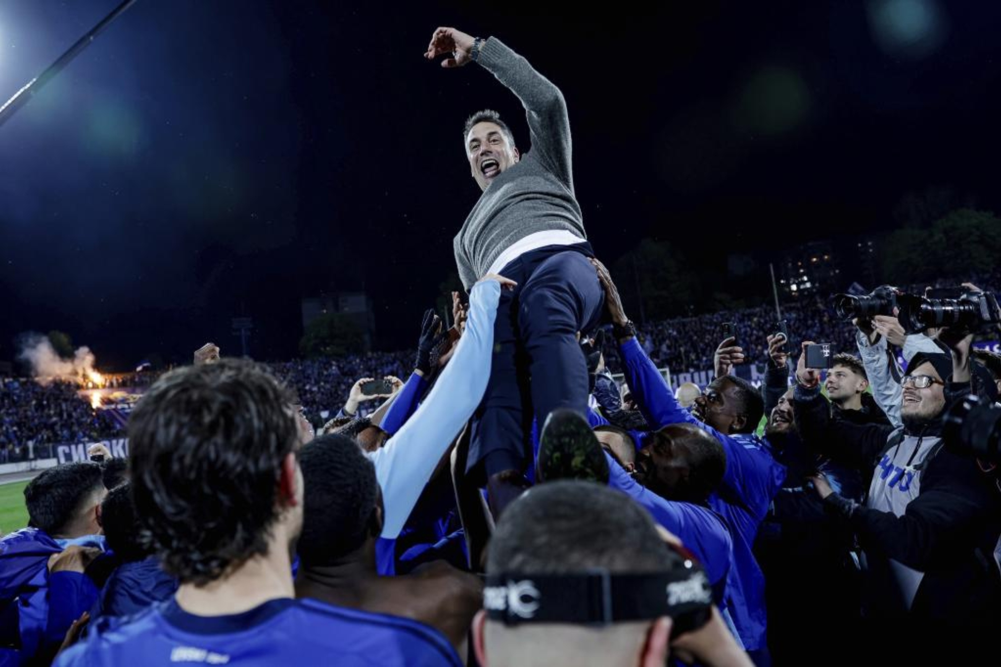 Los jugadores del Levski mantean a Julio Velázquez tras ganar la Liga con el Levski.