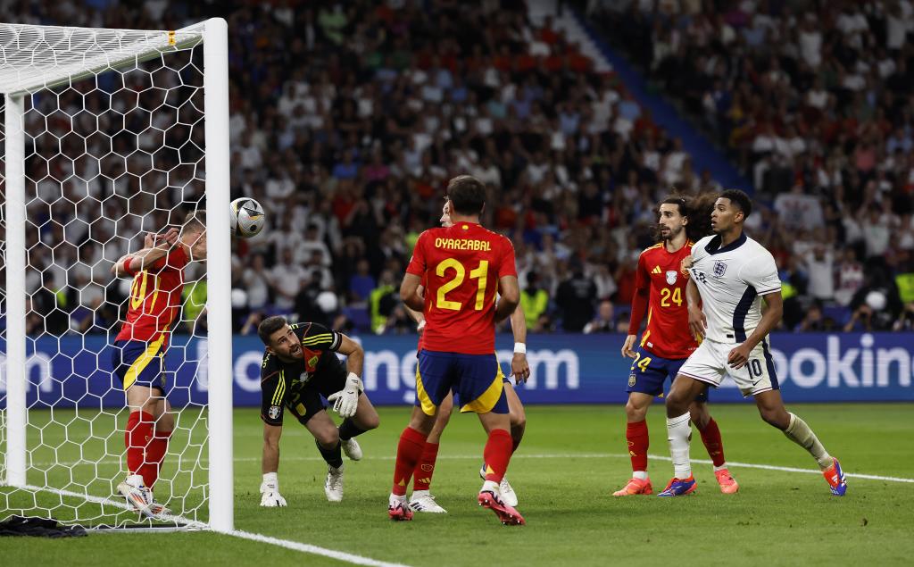 Dani Olmo salvando la ocasión final de Inglaterra en la final de la Eurocopa 2024