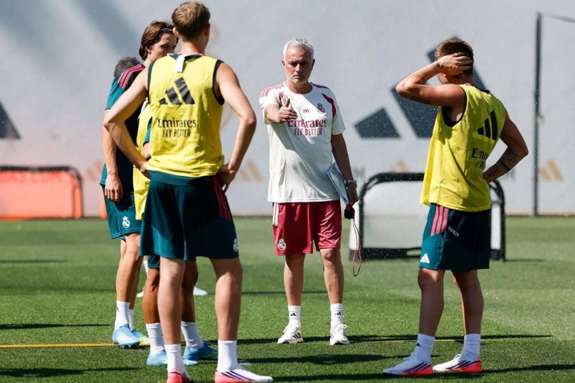 Mourinho dirige un entrenamiento del Real Madrid