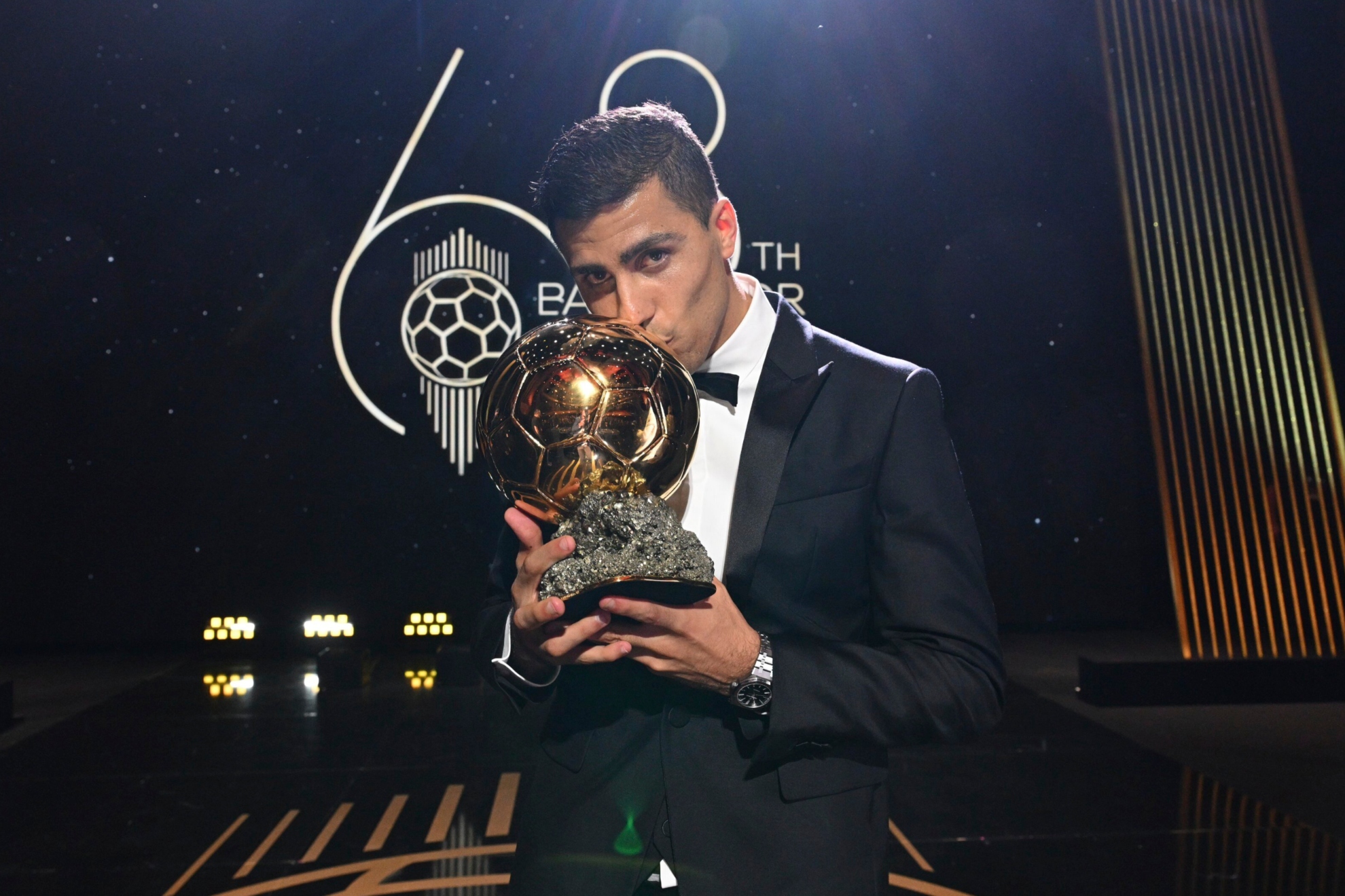 Rodri besa el Balón de Oro conseguido en 2024.