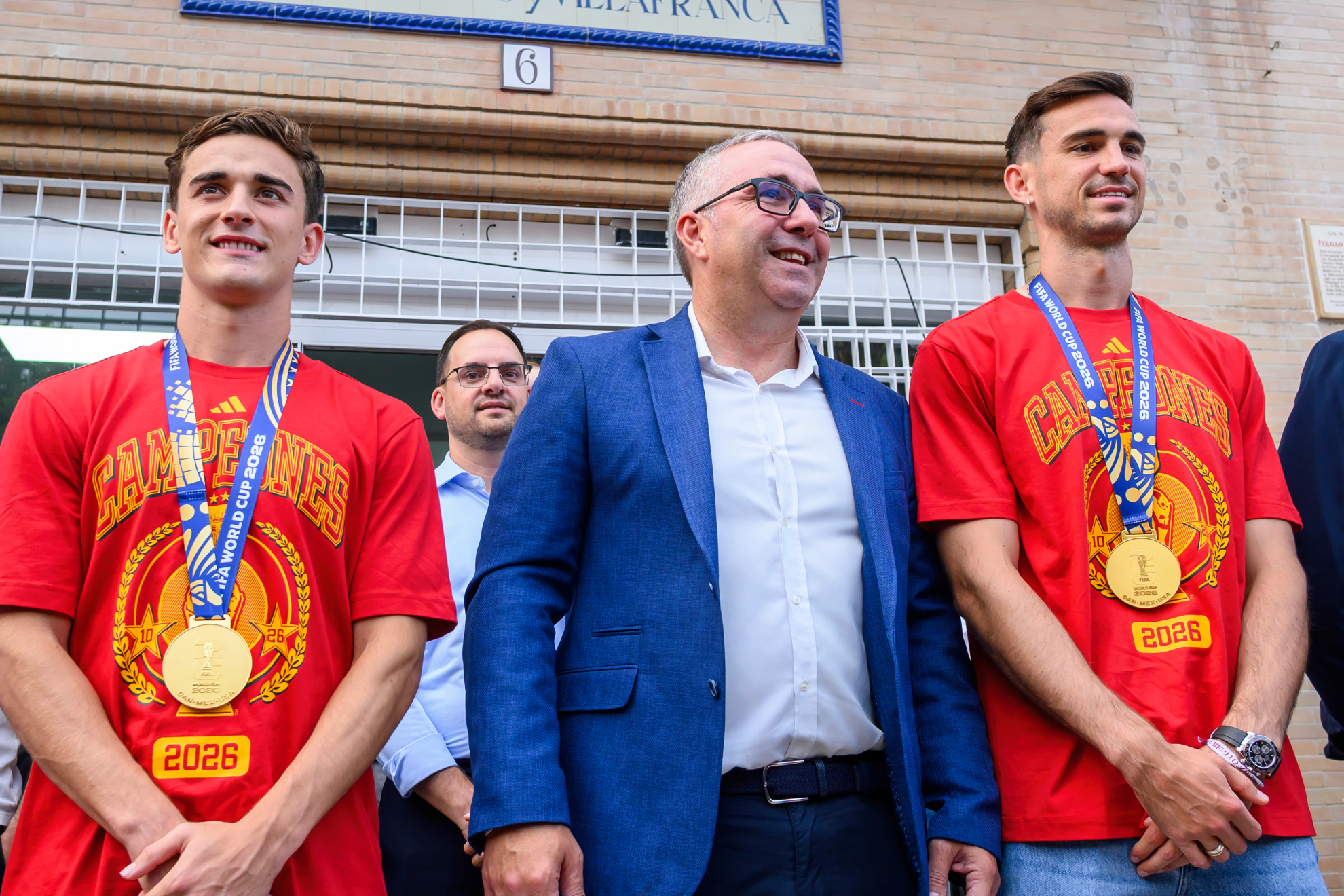 Gavi y Fabián, con el alcalde de Los Palacios y Villafranca