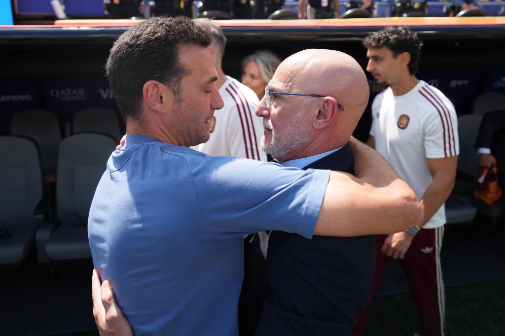 Luis de la Fuente y Lionel Scaloni se abrazan antes de la final.